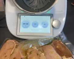 Step <p>Introducimos el lomo en bolsas de envasar al vacío de dos en dos y le ponemos un chorreoncito de aceite de oliva y unos granitos de pimienta en grano .Hecho esto cerramos las bolsas con la envasadora y la envasamos al vacío.</p> illustration