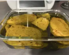 Step <p>Ponemos el lomo en un tupper y lo cubrimos con el aceite.</p> illustration