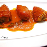 Pimientos del piquillo rellenos de pollo con salsa de tomate a la hierbabuena